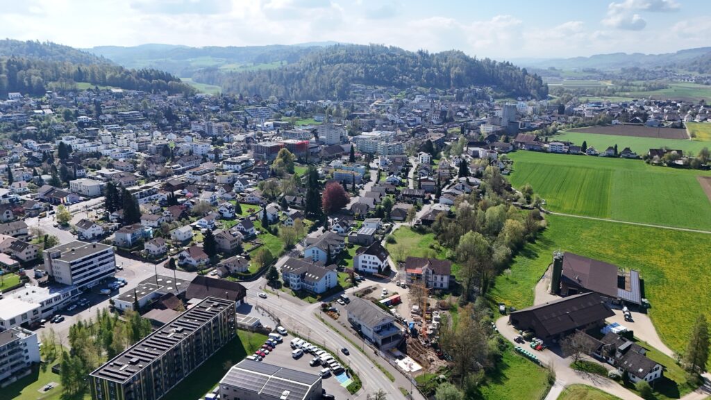 Luftaufnahme von Schöftland mit Blick in Richtung Süden.